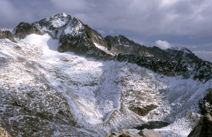 Vista de la parte superior del valle de Coronas desde el pico Aragüells (desde el ibon Superior Occidental de Coronas hasta el pico de Aneto)
